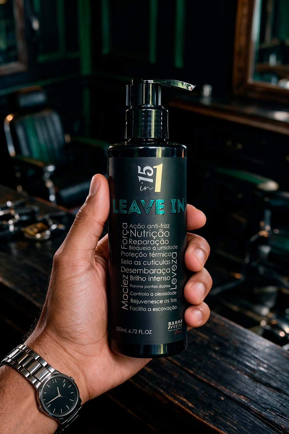 Frasco do Leave-in 15 em 1 Barba Men 200ml na mão