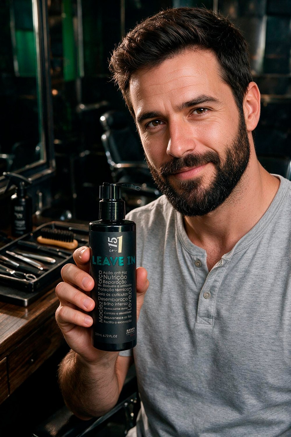 Homem na barbearia segurando o Leave-in 15 em 1 Barba Men 200ml