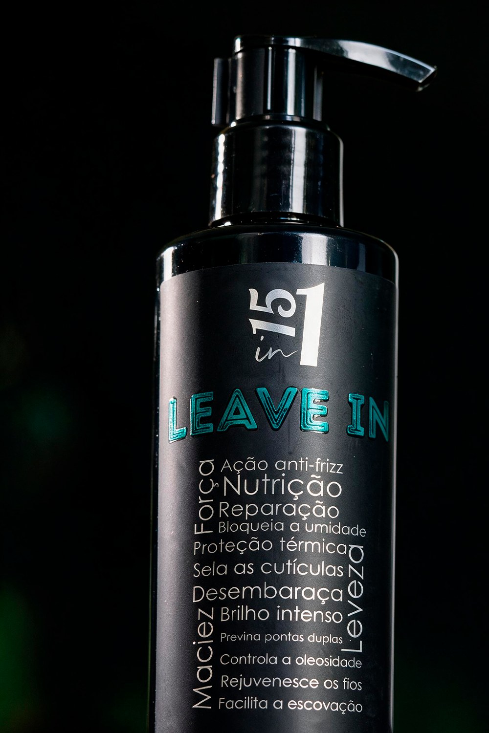 Detalhe dos 15 benefícios impressos no frasco do Leave-in 15 em 1 Barba Men