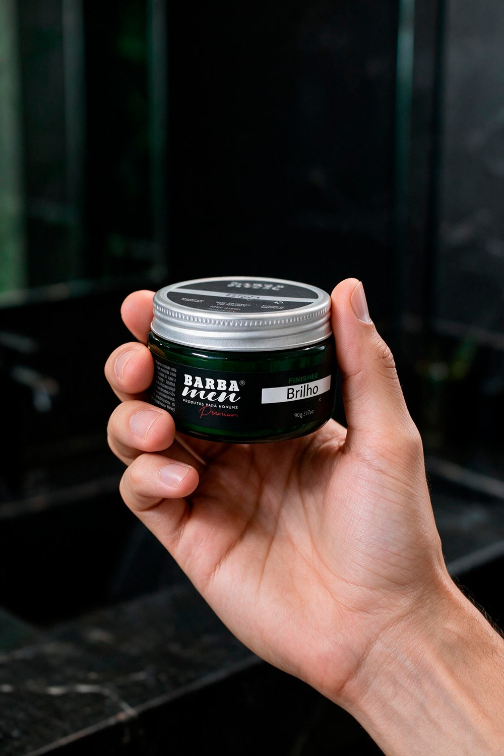 Pote da Pomada Modeladora Premium Barba Men 90g na mão