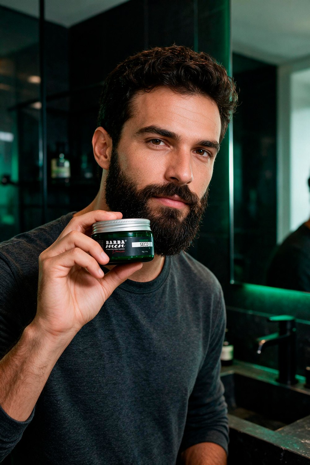 Homem aplicando a Pomada Modeladora Premium Efeito Seco Barba Men 90g