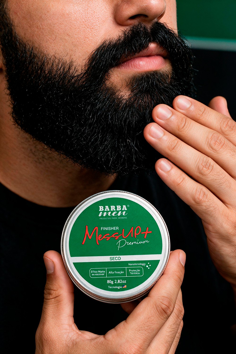 Aplicação da Pomada Mess Up+ na Barba e Bigode