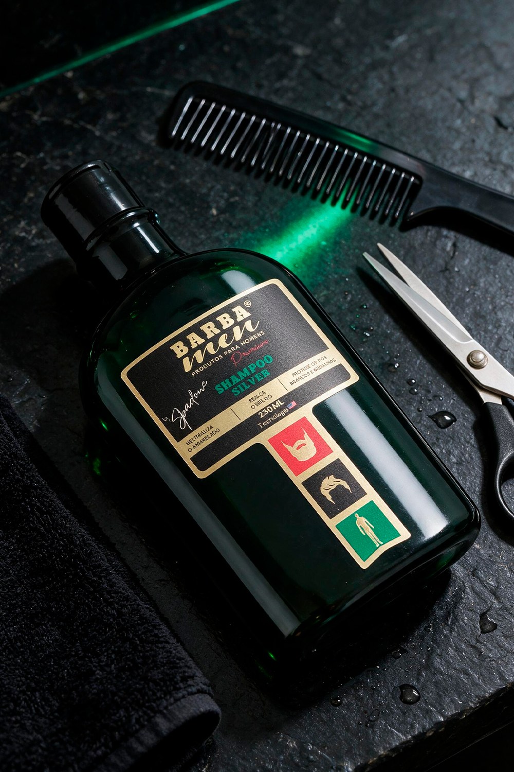 Shampoo Silver 2 em 1 Barba Men 230ml em bancada de barbearia
