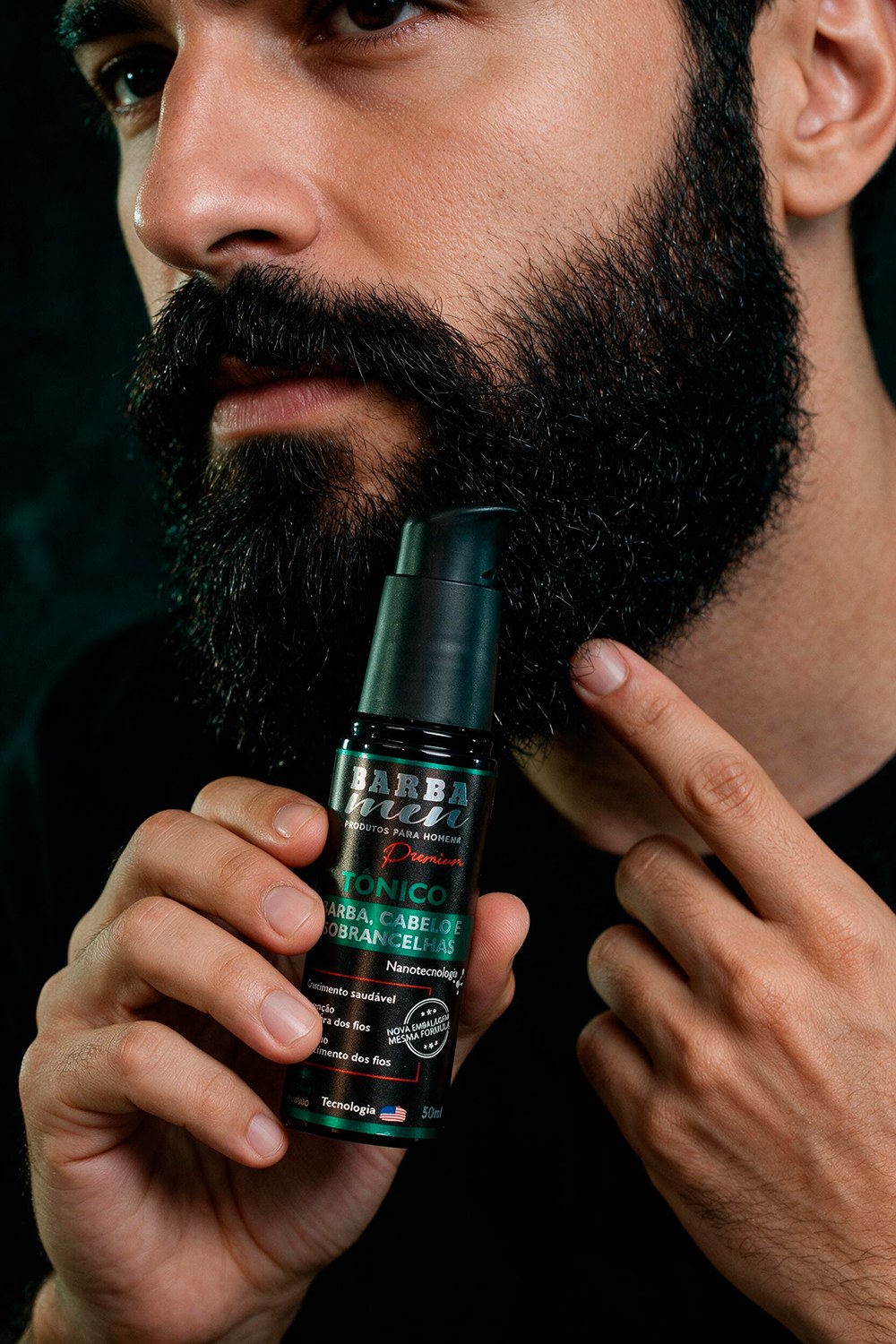 Homem com barba densa e alinhada segurando o Tônico For Men Barba Men 50ml