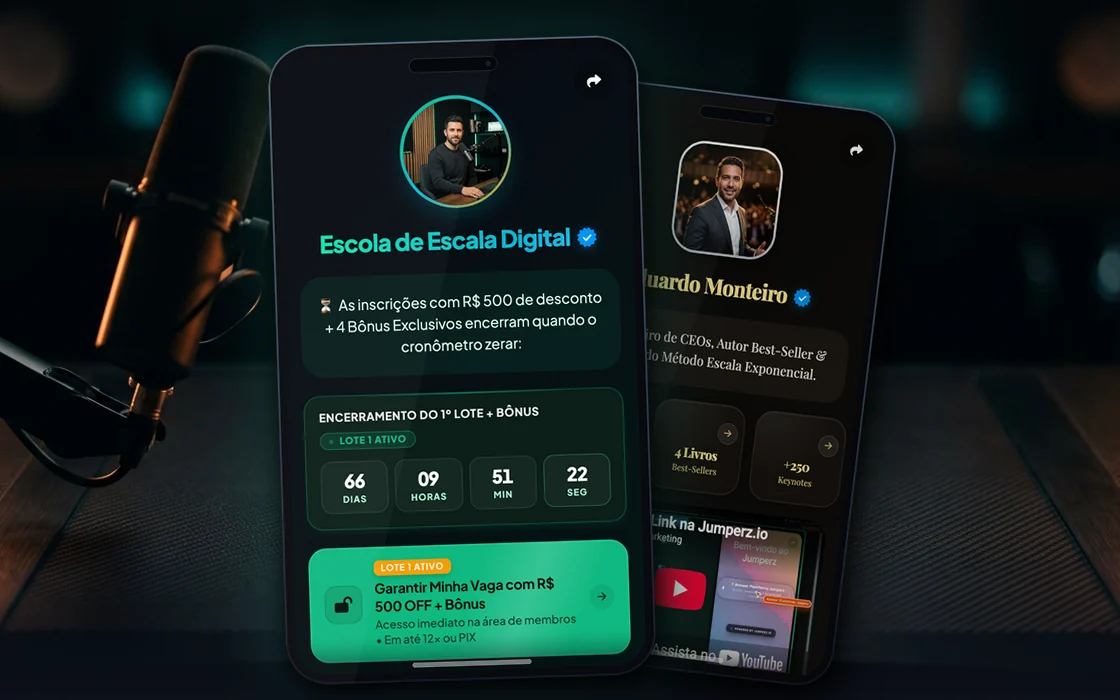 Mockup ambientado em estúdio de podcast dos modelos Escola de Escala Digital e Eduardo Monteiro