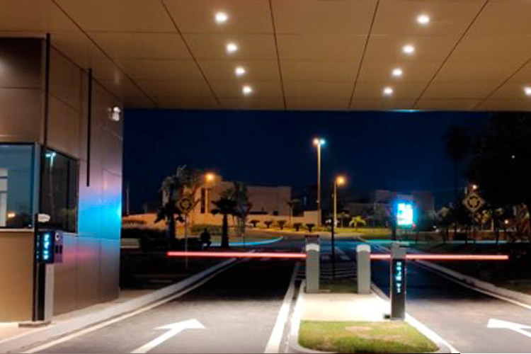 Cancelas automáticas instaladas na via de acesso condominial