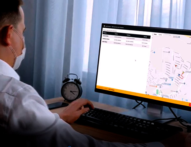 Painel de controle com mapa das rotas internas do condomínio