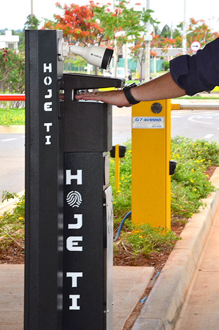 Design em totem compacto adaptável a qualquer entrada