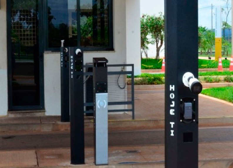 Pedestais e totens instalados na via de acesso da portaria