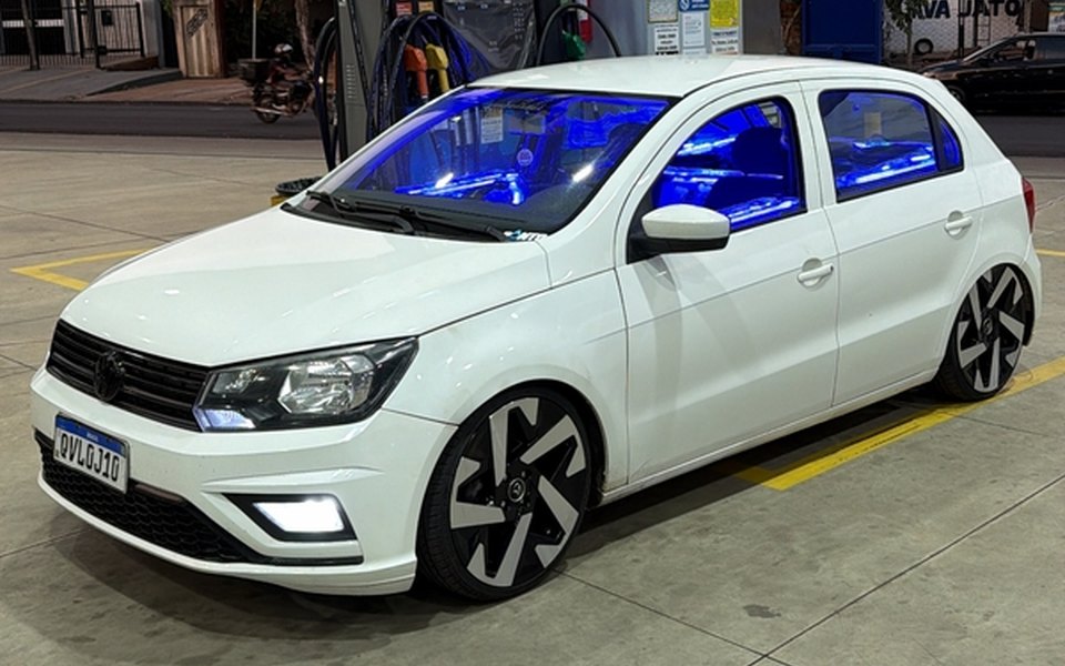 Gol G8 Montado branco rebaixado com rodas diamantadas e iluminação interna em LED azul